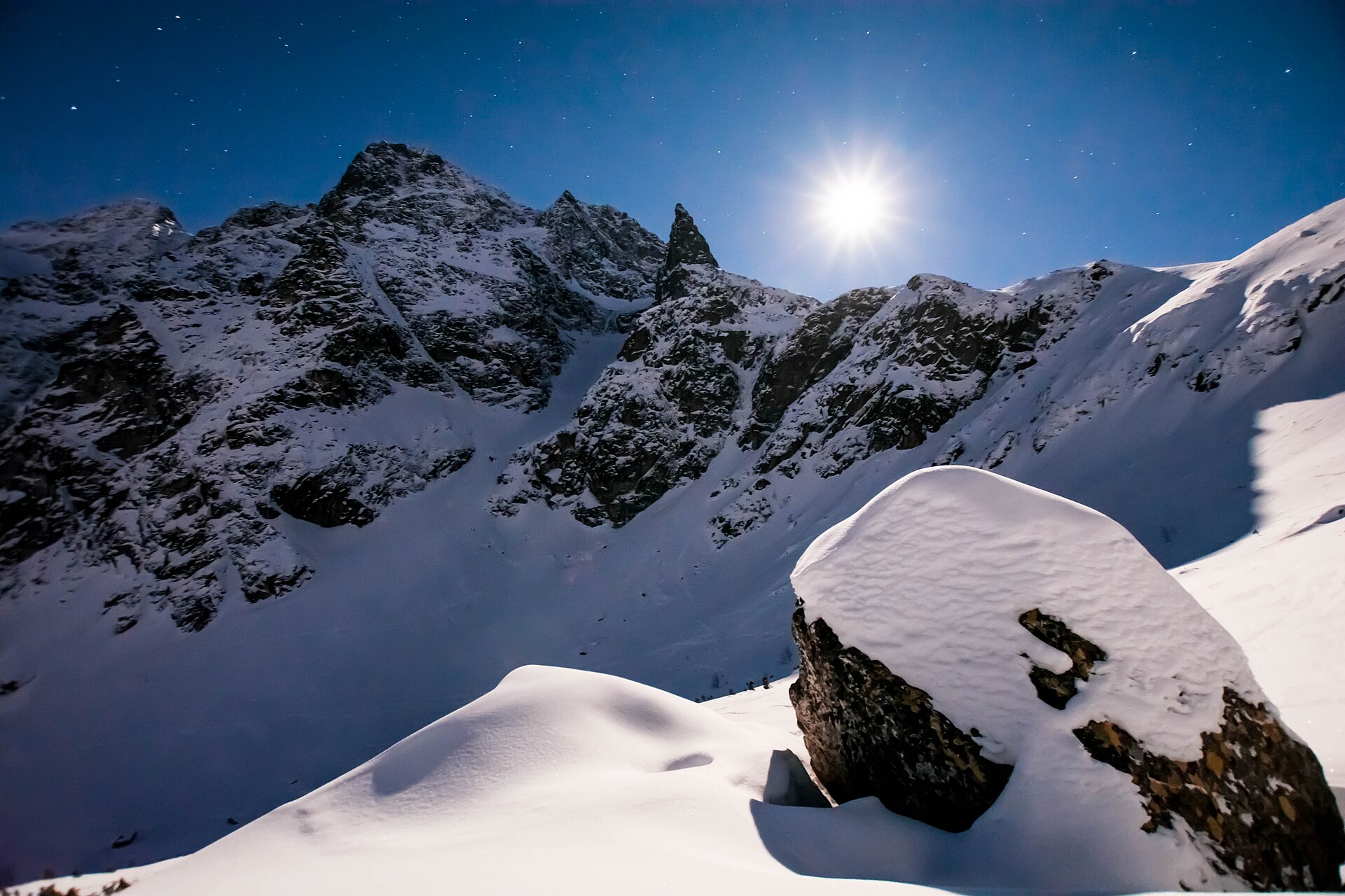 Skalna turnia Mnich nad Morskim Okiem oświetlona światłem księżyca