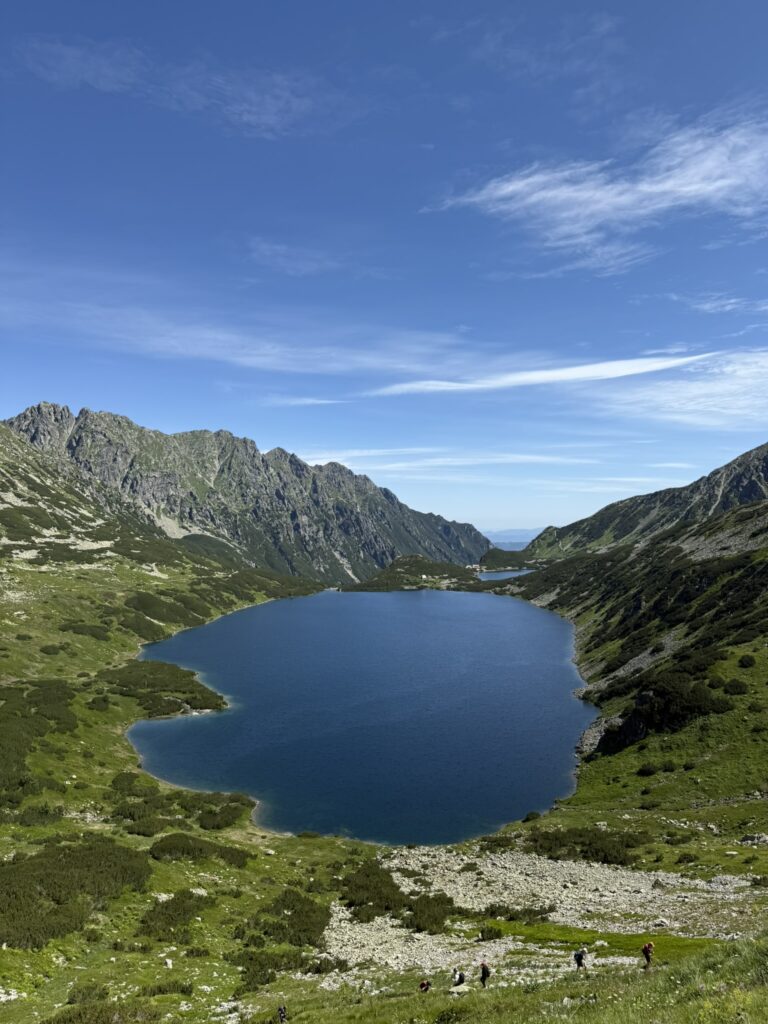 Panorama Wielkiego Stawu Polskiego otoczonego szczytami Tatr Wysokich