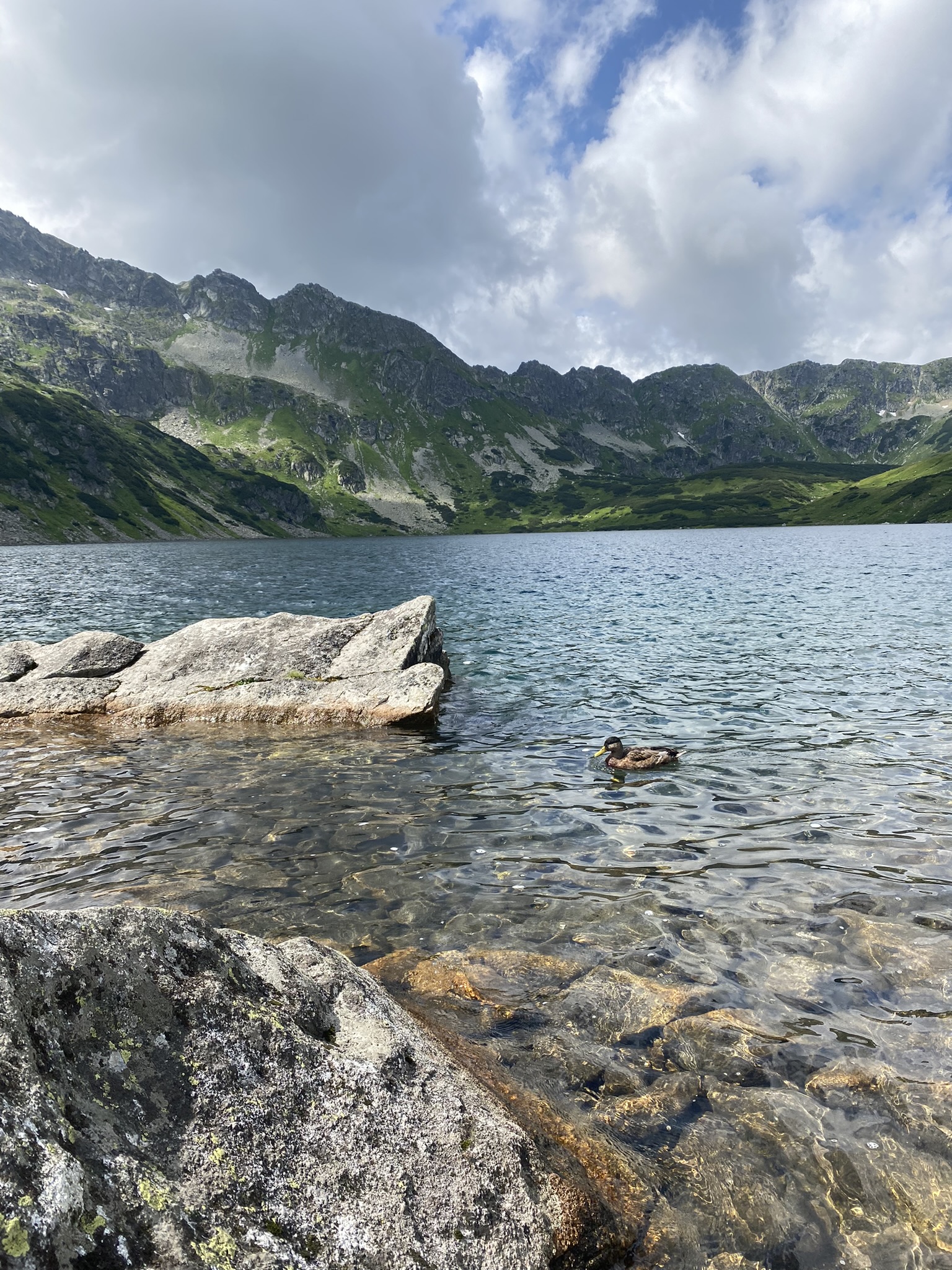 Wielki Staw Polski z głazami na pierwszym planie i panoramą Tatr Wysokich