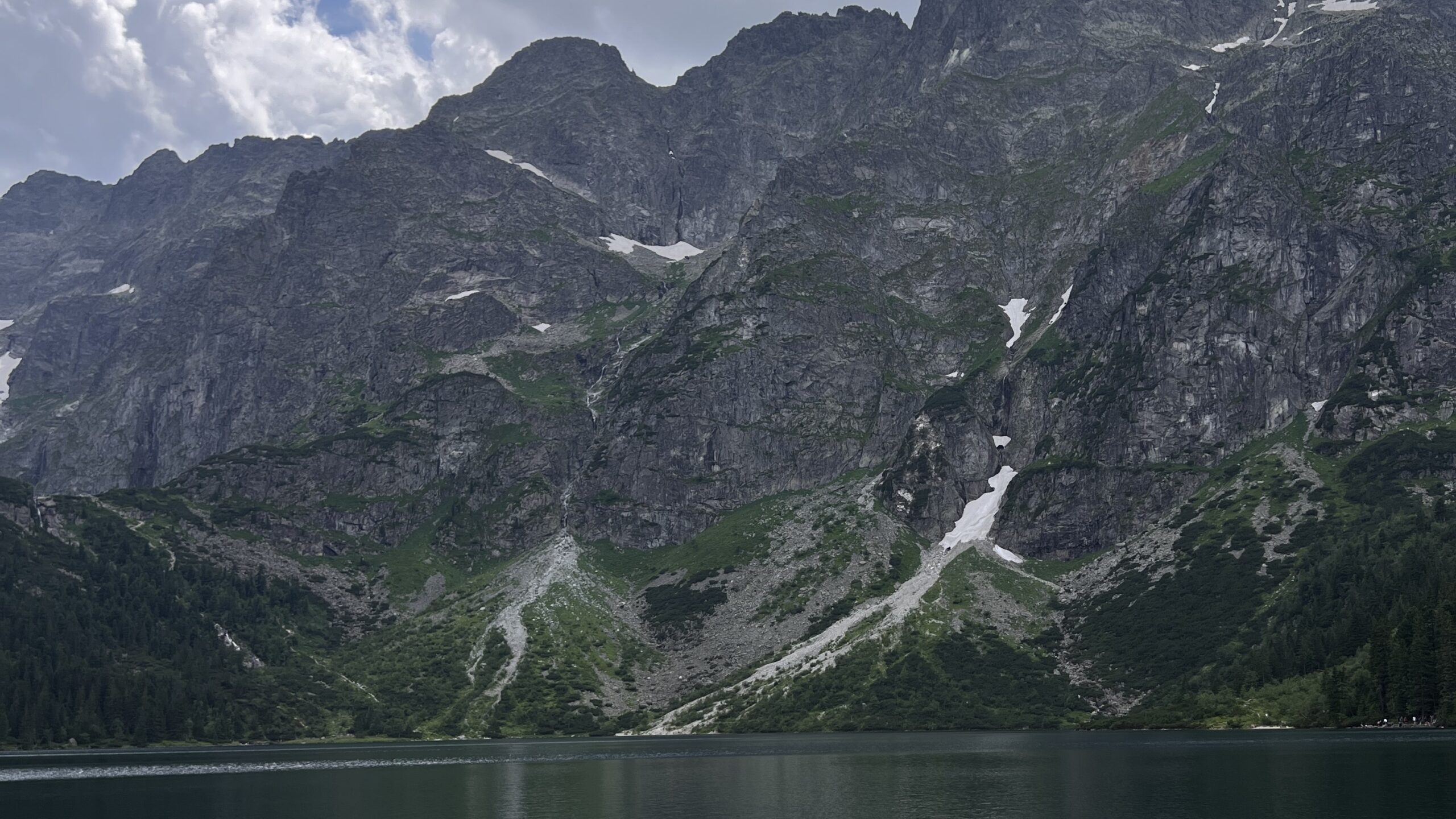 Morskie Oko otoczone skalistymi ścianami Tatr Wysokich