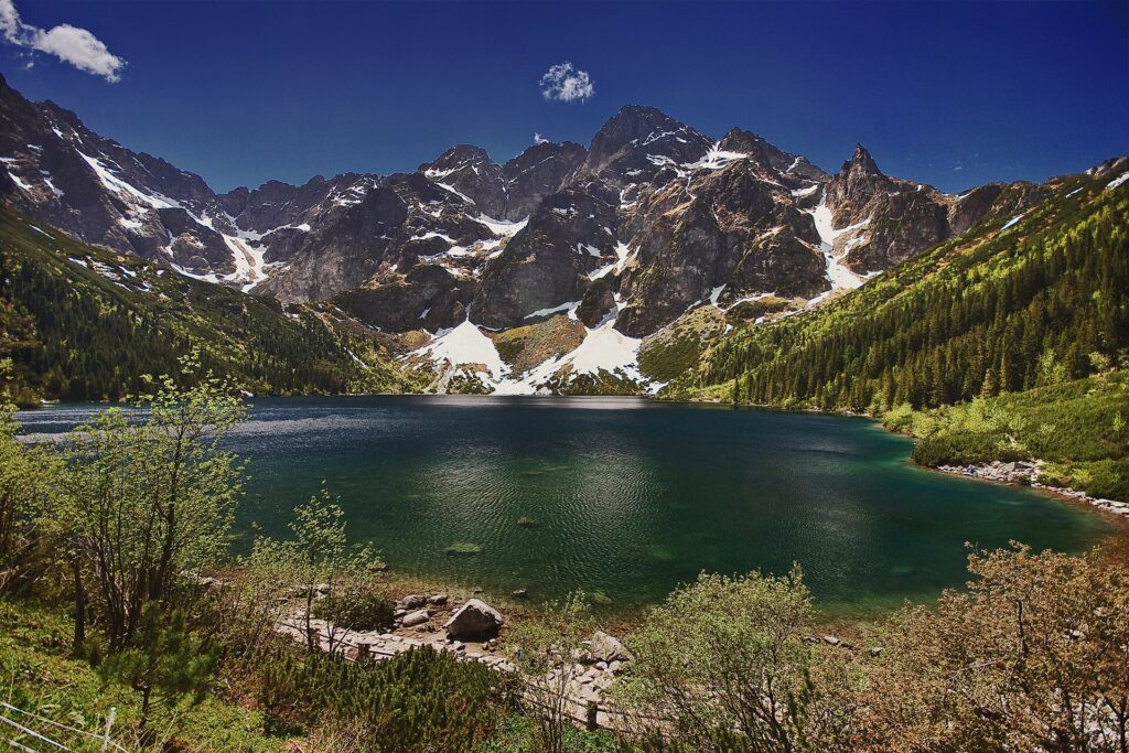 Morskie Oko z widokiem na Mięguszowieckie Szczyty w Tatrach